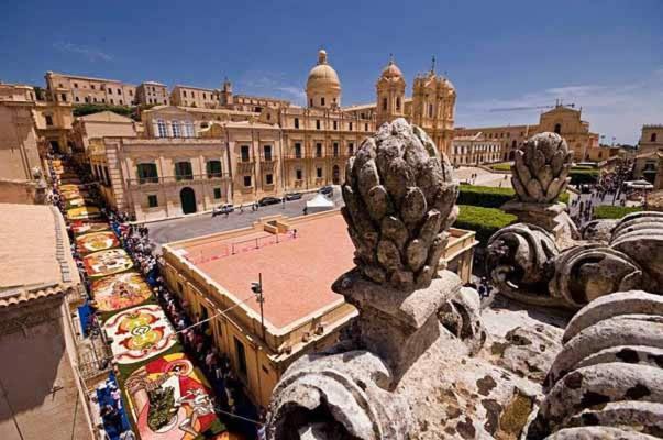 Casa Vacanza Na Zia Agnese 노토 외부 사진